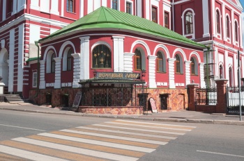 Церковная лавка у Спасского собора в городе Кирове
