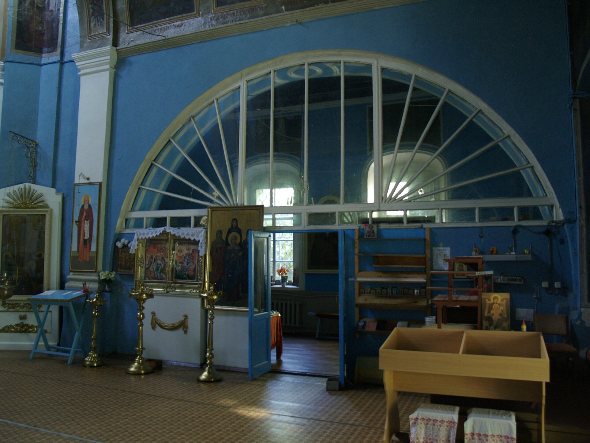 Интерьер правого придела церкви Успения Пресвятой Богородицы в Коростыни