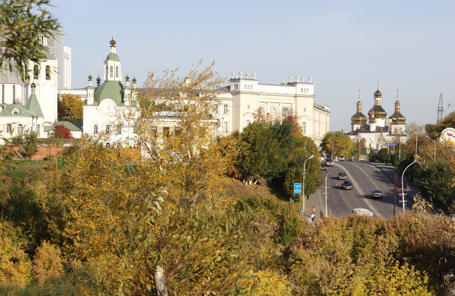 Вид на Крестовоздвиженскую церковь и осенний город Тюмень