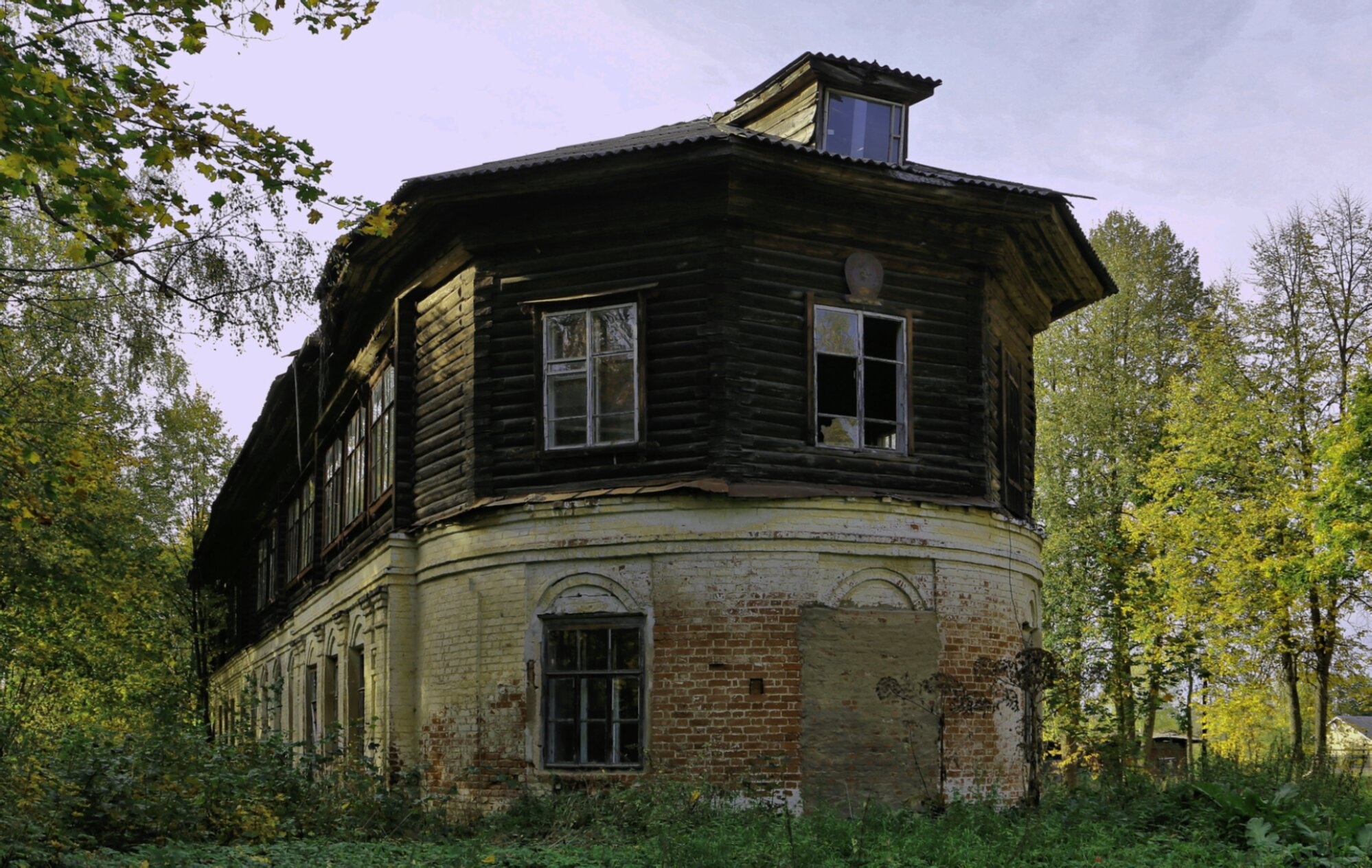 Бывший дом священника церкви Димитрия Солунского в селе Игрищи