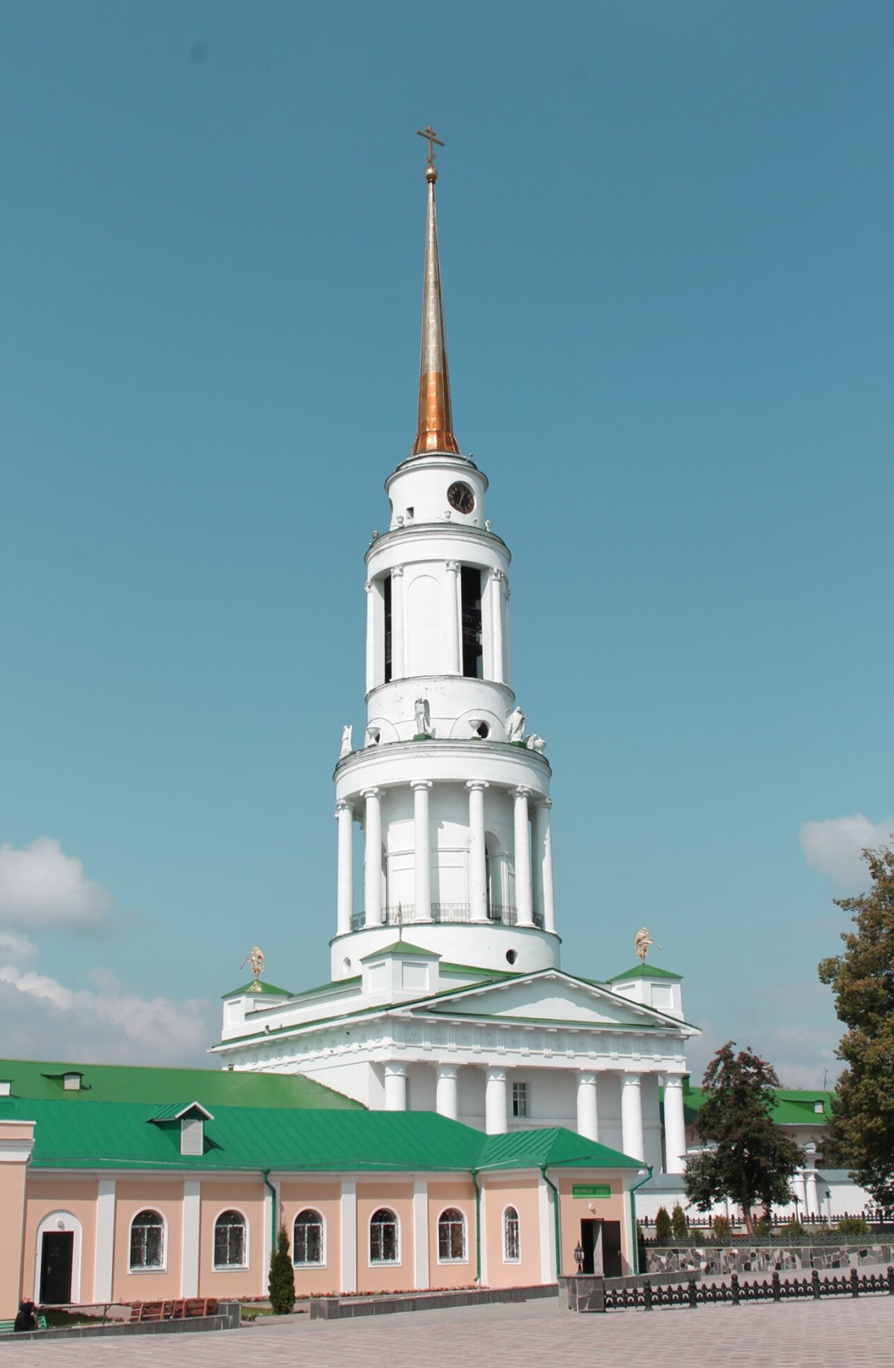 Колокольня с надвратной церковью Николая Чудотворца в Задонске