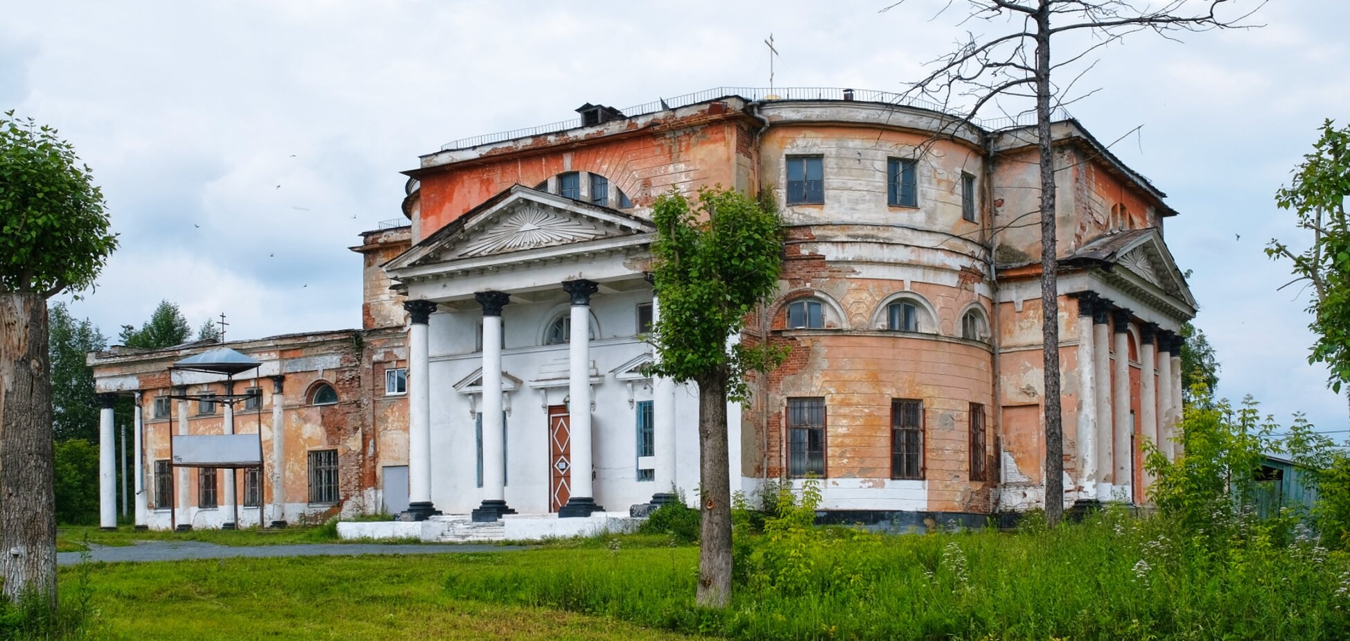 Свято-Троицкий храм в поселке Билимбай