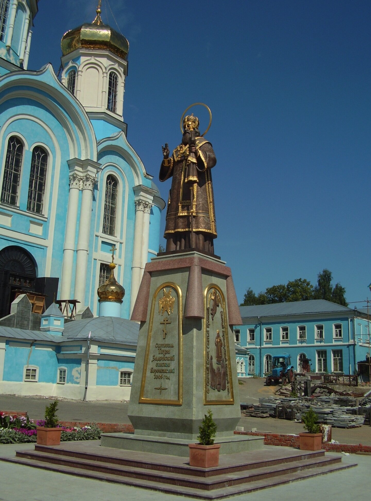 Памятник святителю Тихону Задонскому в Задонском Рождество-Богородицком монастыре