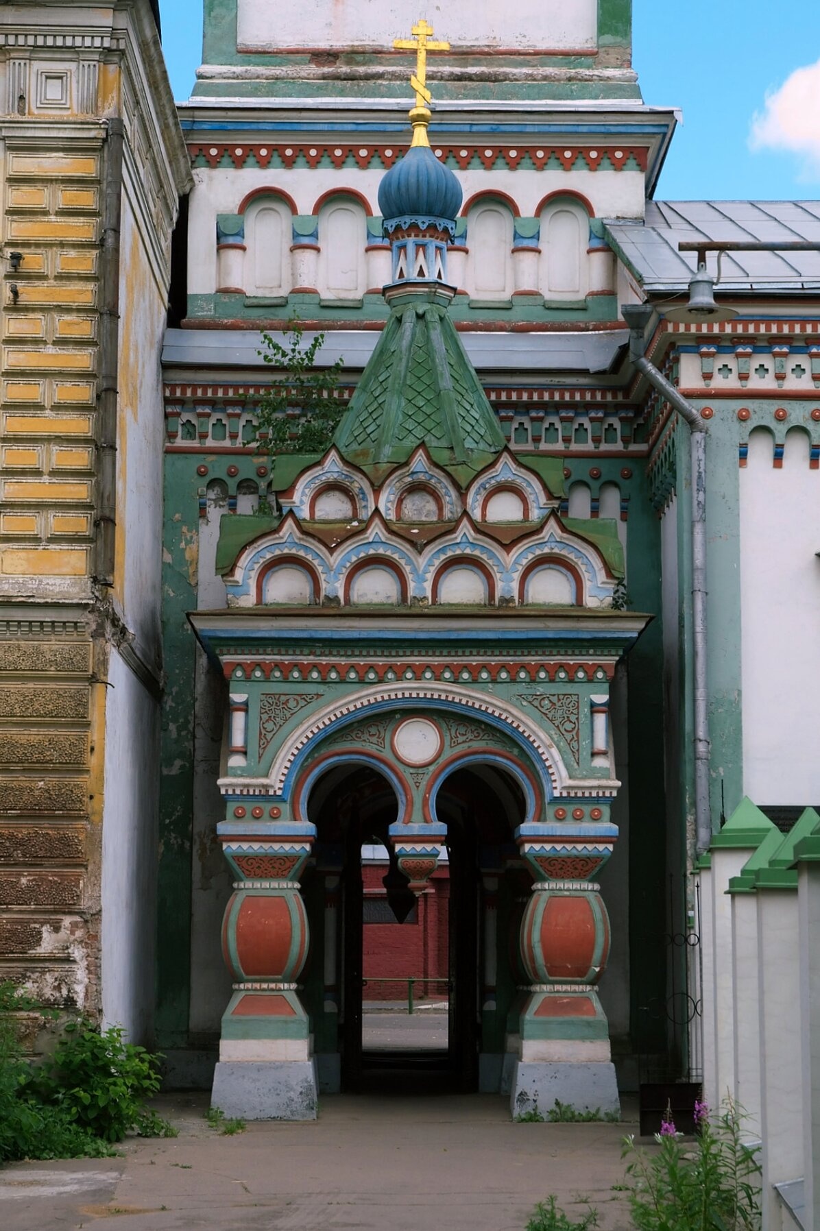 Вход в Церковь Николая Чудотворца на Рогожском кладбище
