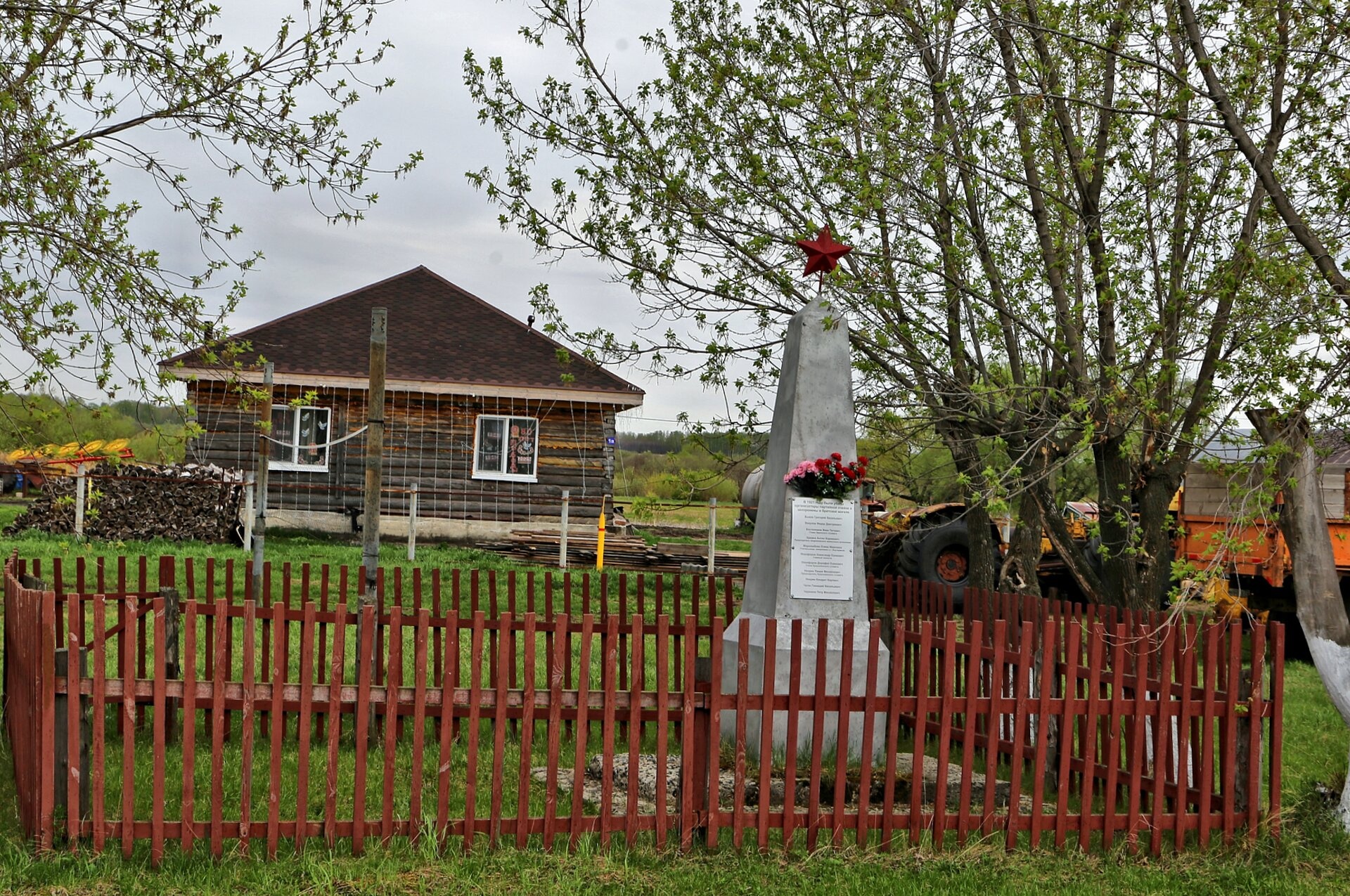 Памятник-обелиск жертвам Великой Отечественной войны в селе Кукушки