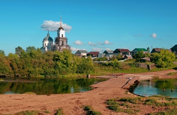Троицкая церковь в селе Теплово на берегу реки Теша