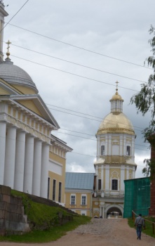 Нило-Столобенская пустынь: надвратный храм и колокольня