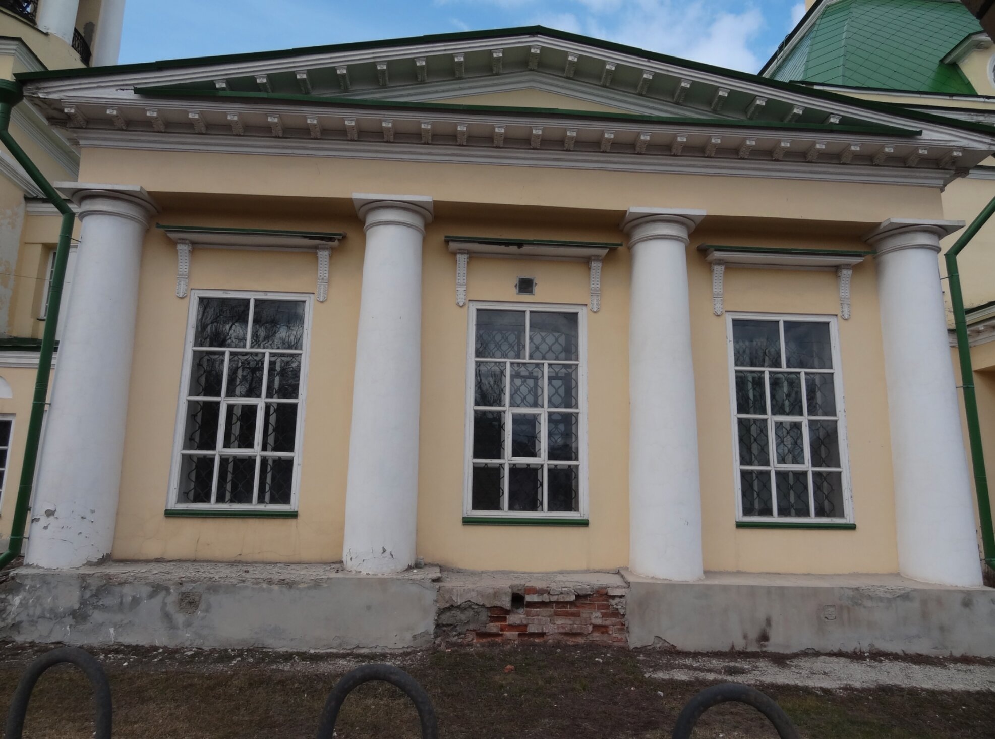 Свято-Троицкий храм в городе Каменске-Уральском