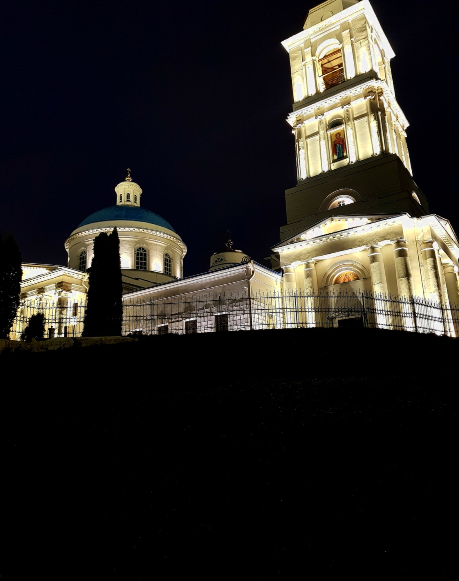 Собор Николы Белого в Серпухове: ночное освещение