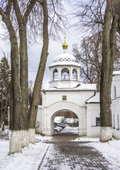 Святые ворота Феодоровского монастыря в зимнем убранстве