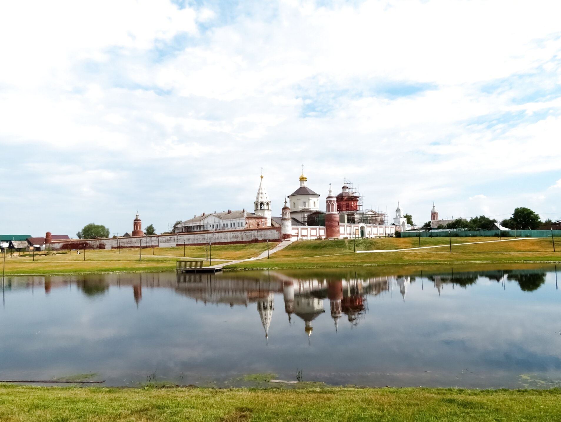 Богородице-Рождественский Бобренев монастырь: живописный вид ансамбля
