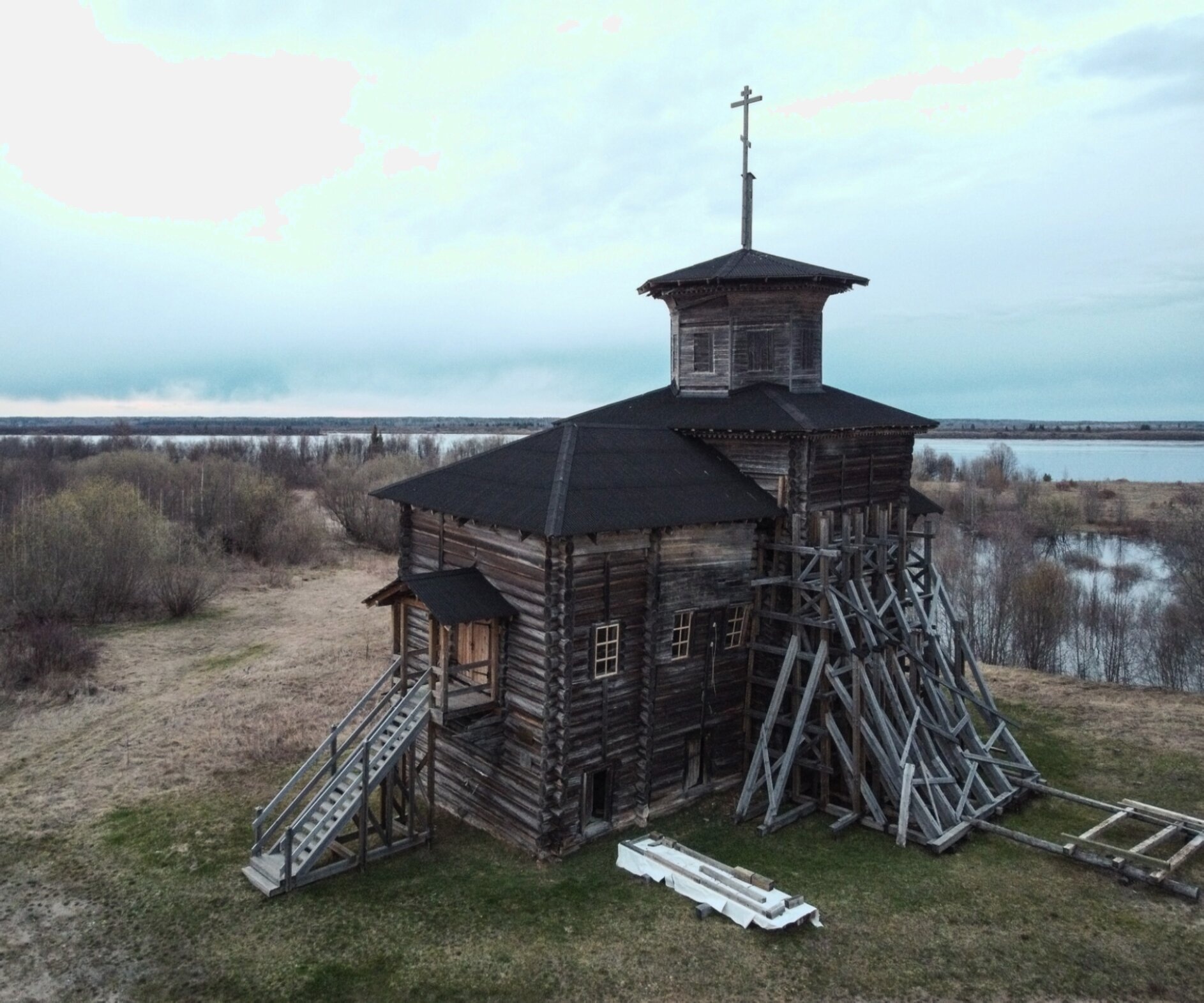 Покровская Церковь в Усть-Ваеньге - памятник деревянной архитектуры