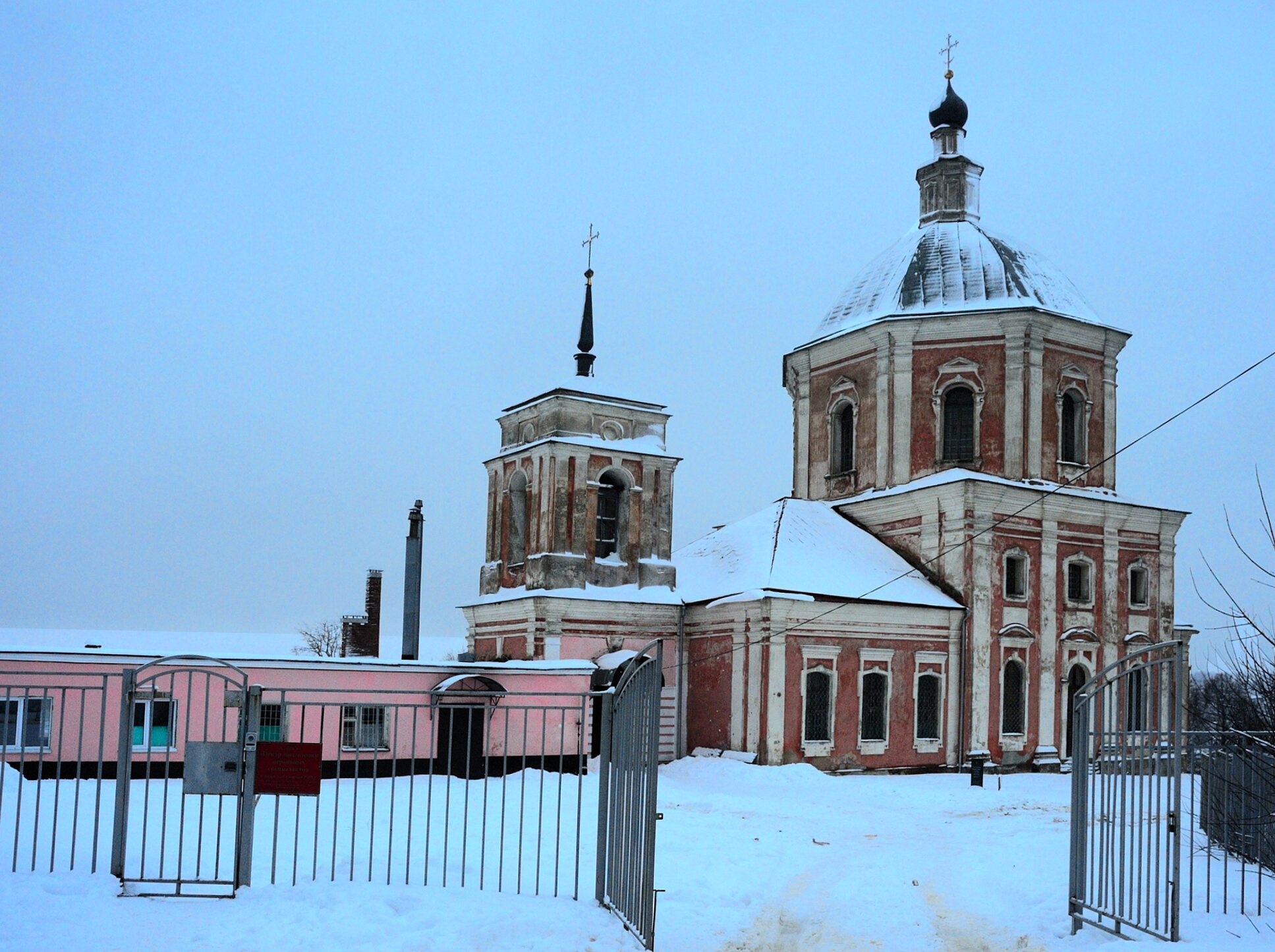 Храм святого Георгия Победоносца в Смоленске зимой