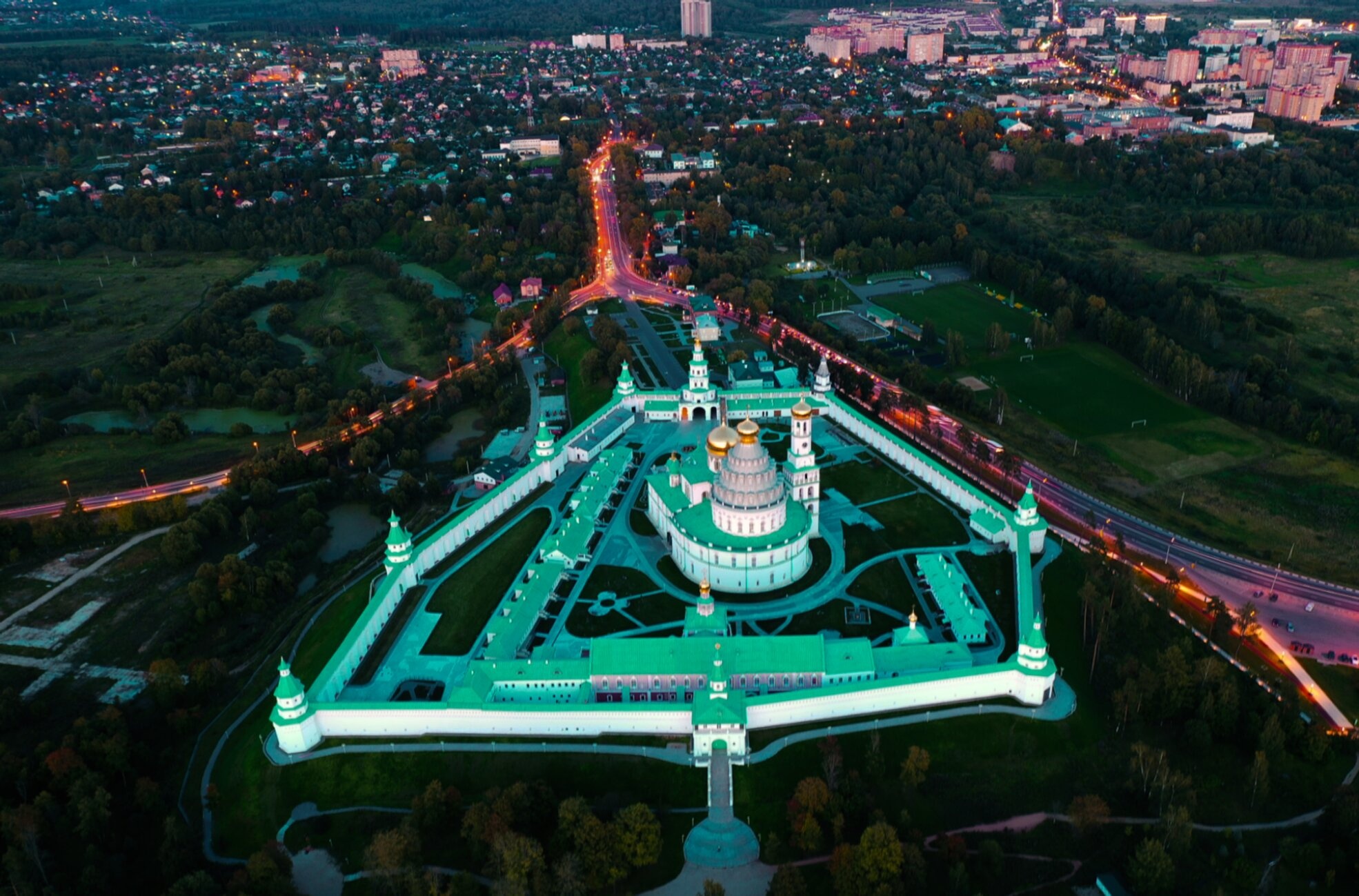 Воскресенский Ново-Иерусалимский монастырь: вид с высоты в ночное время