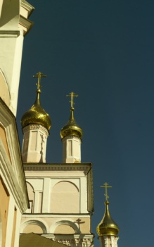 Храм Бориса и Глеба в Боровске - золотые купола на фоне неба