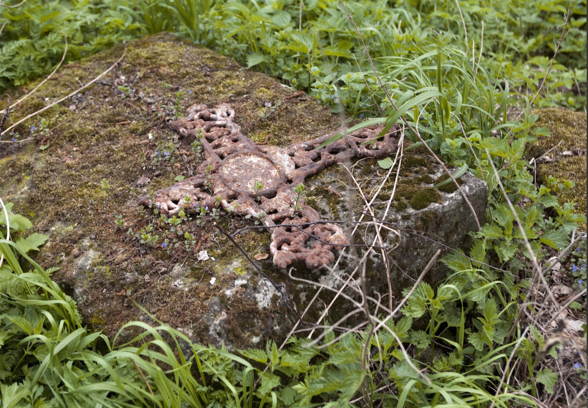 Надгробие на старом погосте Успенской церкви в Подсосино