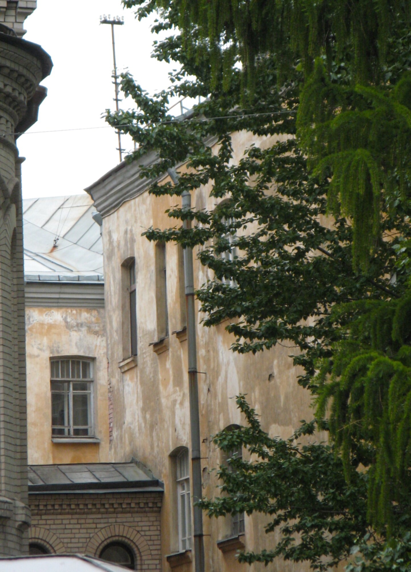 Внутренний двор подворья Валаамского монастыря - Казанская церковь