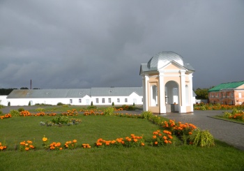 Сень над святым колодцем в Введено-Оятском монастыре
