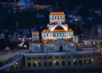 Храм Нерукотворного Образа Христа Спасителя в Адлере в ночной подсветке