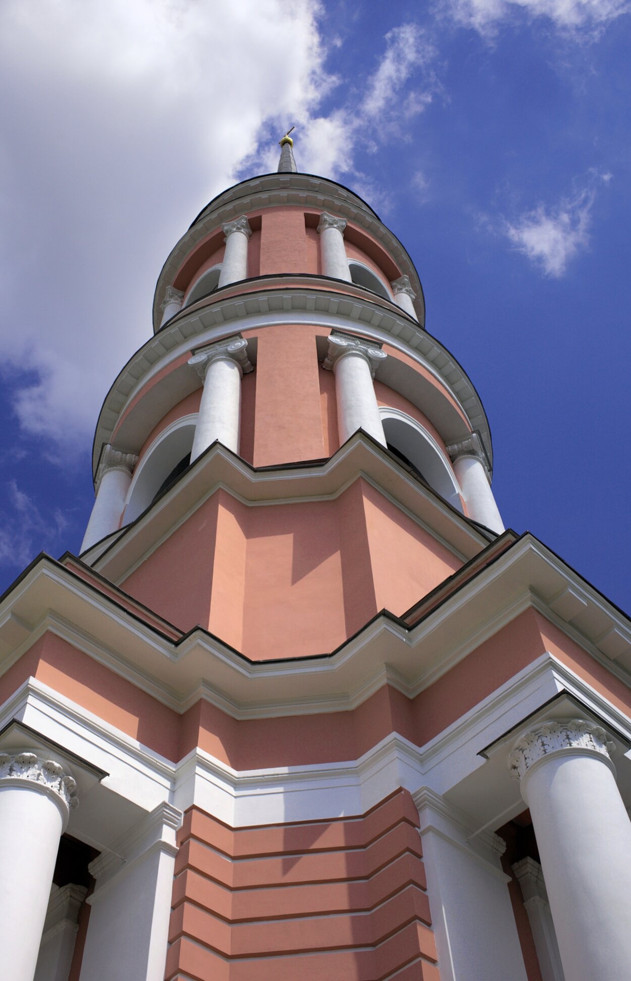 Храм святых Жён-Мироносиц в Калуге: купол и колокольня