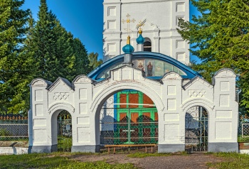Святые ворота Покровского храма в селе Падерино