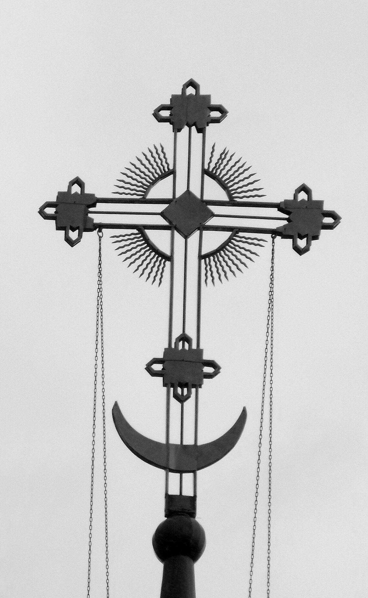 Восьмиконечный накупольный крест Свято-Троицкого храма в Курске