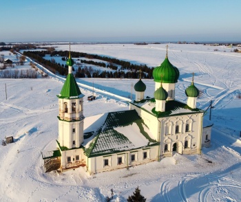Церковь Димитрия Солунского в селе Ломоносово - зимняя фотография