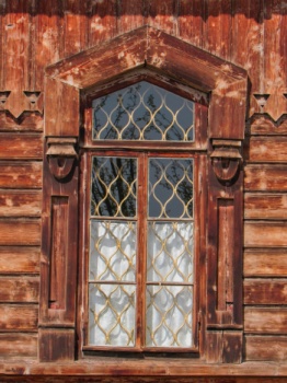 Резное окно Свято-Троицкой церкви в Караколе