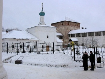 Церковь Илии Пророка с больничными палатами в Пафнутьево-Боровском монастыре