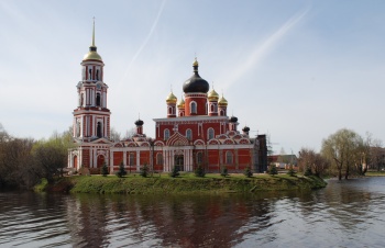 Воскресенский собор в Старой Руссе — православная святыня на берегу реки Полисть