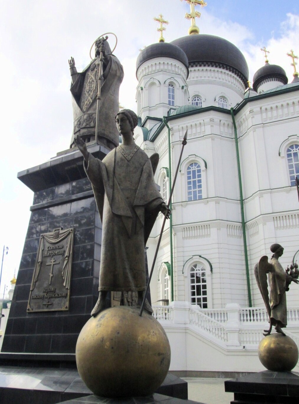 Памятник святителю Митрофану Воронежскому у Благовещенского собора