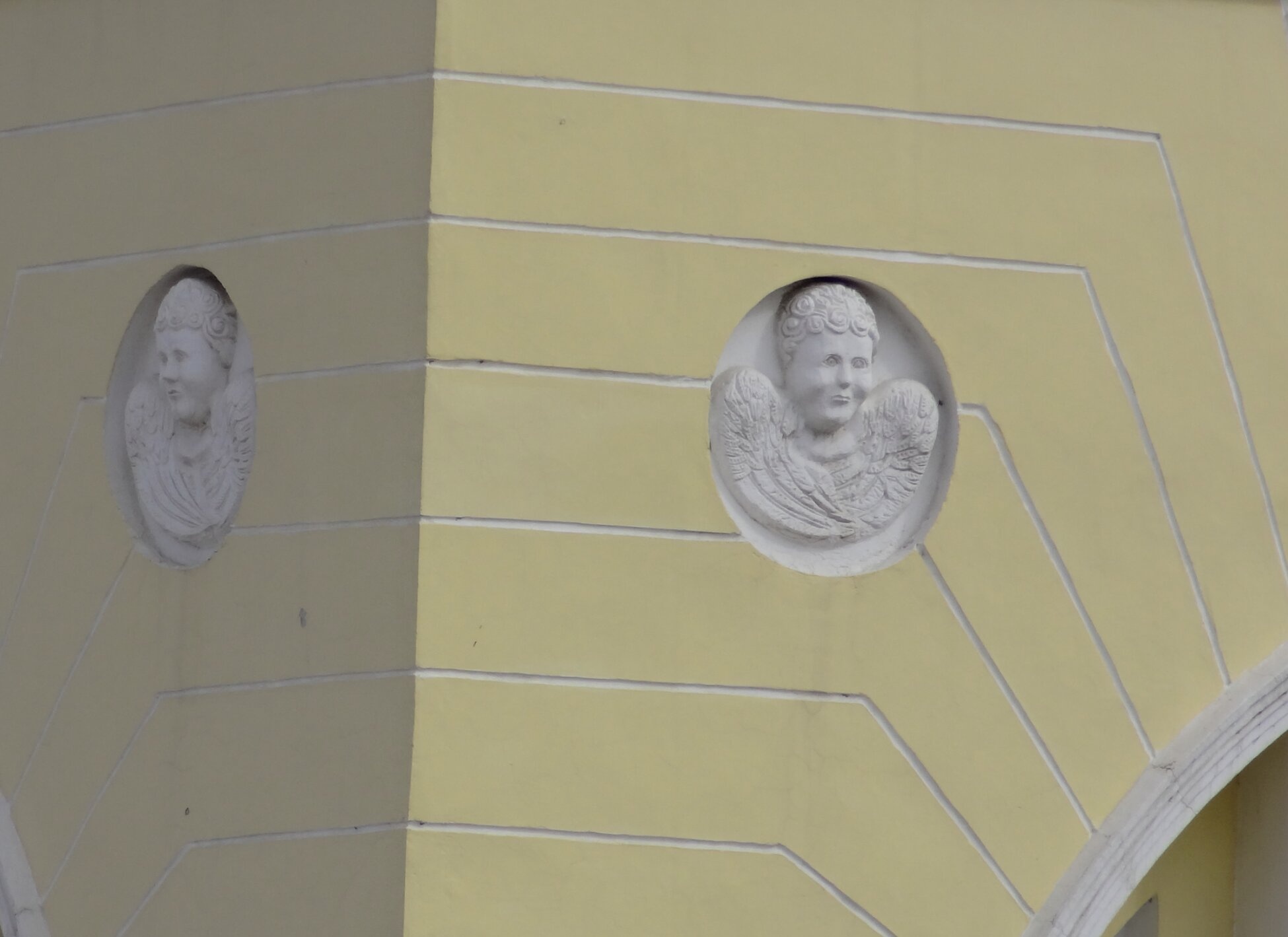 Декоративные барельефы на фасаде Свято-Троицкого храма