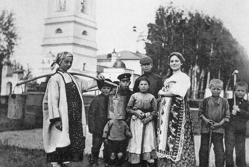 Сельчане у Казанской церкви в Константиново на исторической фотографии 1909 года