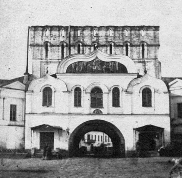 Знаменская башня с церковью Знамения Божией Матери в Ярославле на исторической фотографии 1880 года