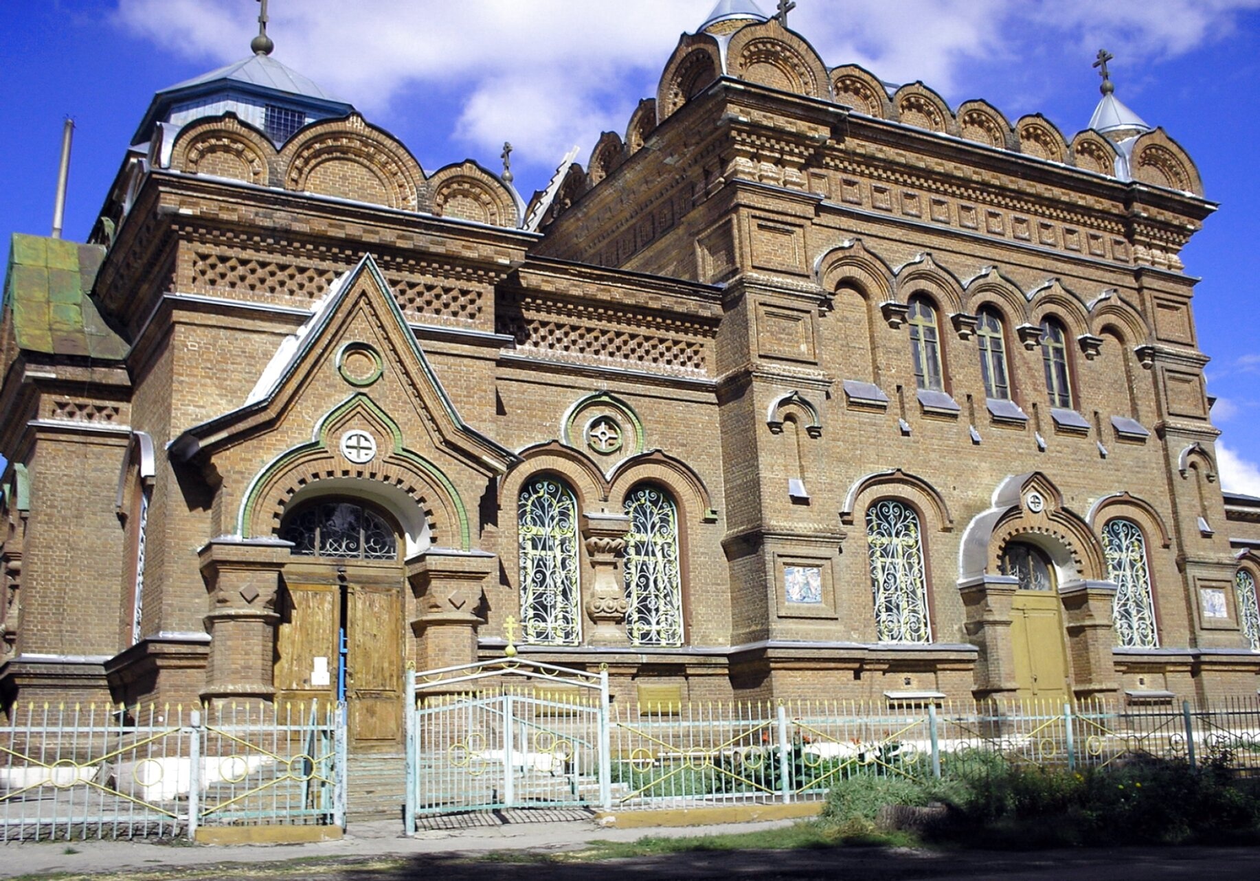 Крестовоздвиженская церковь в Хвалынске: история и архитектура на фотографии