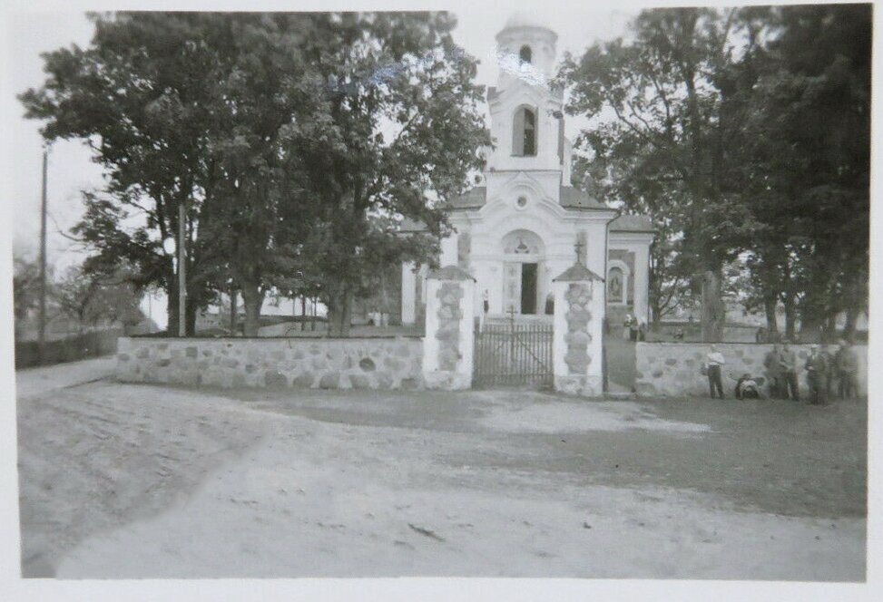 Церковь Покрова Пресвятой Богородицы в деревне Красное на исторической фотографии