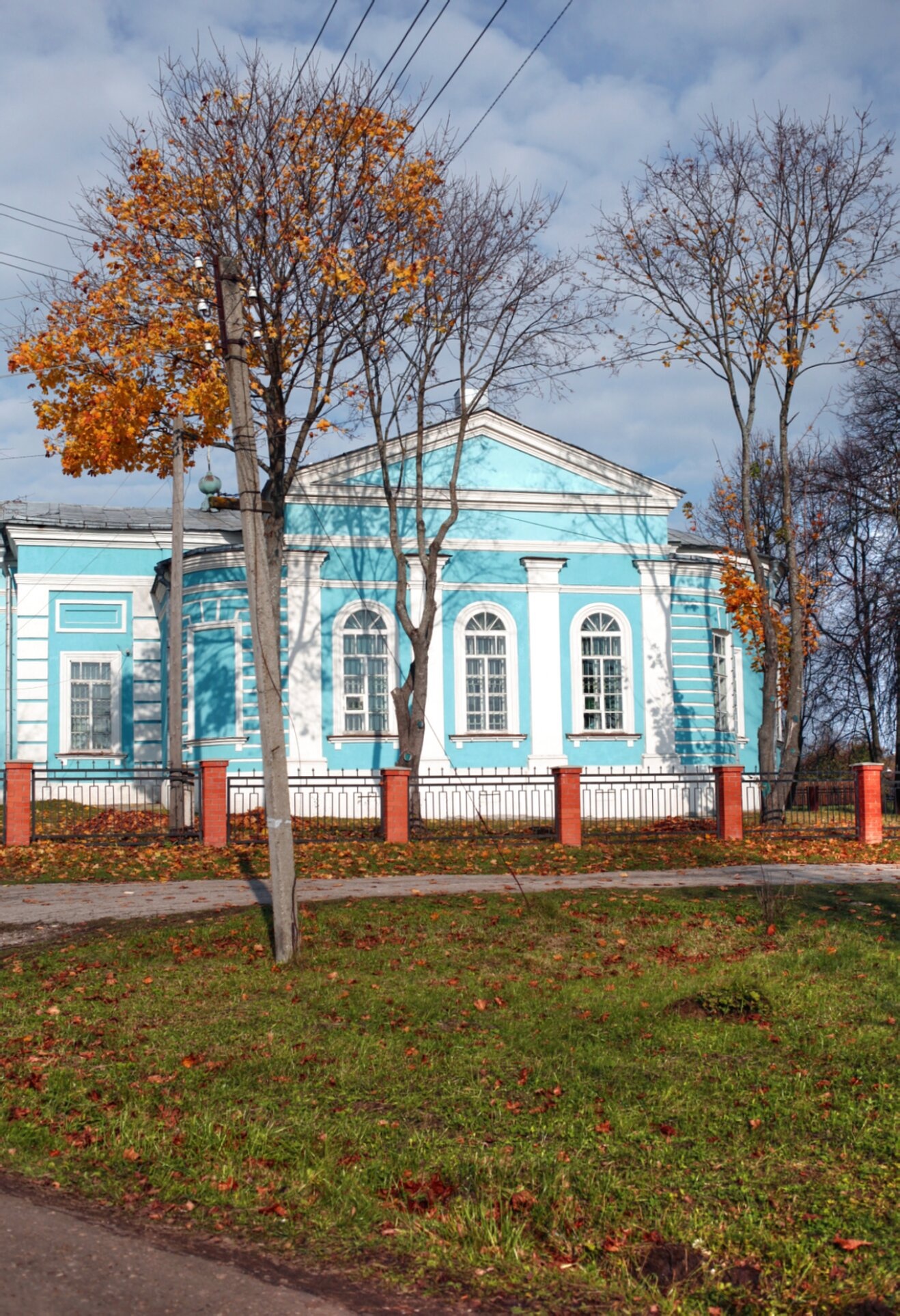 Церковь Казанской иконы Божией Матери в Медыни осенью