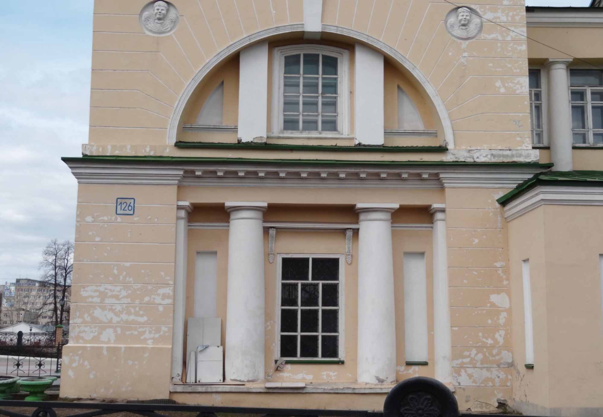 Свято-Троицкий храм в городе Каменске-Уральском