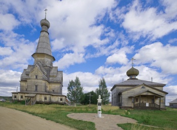 Храмовый комплекс в селе Варзуга: Успенская и Афанасьевская церкви
