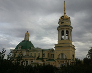 Круглое окно-люкарна Свято-Троицкого собора в Каменске-Уральском