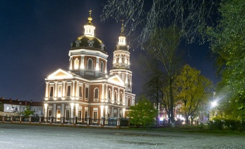 Спасский собор в Кирове: величественный образ в ночном освещении