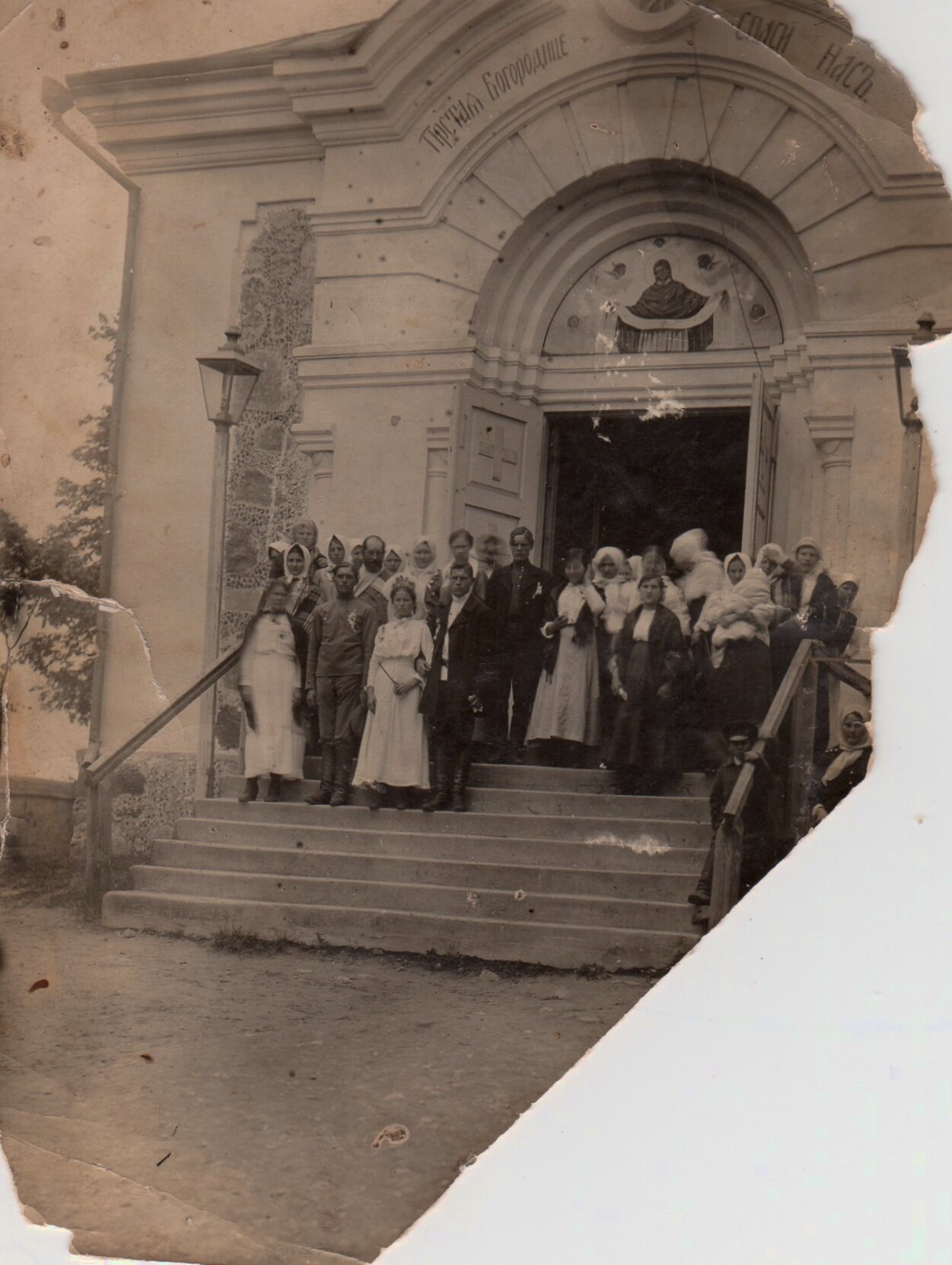 Церковь Покрова Пресвятой Богородицы в деревне Красное на исторической фотографии