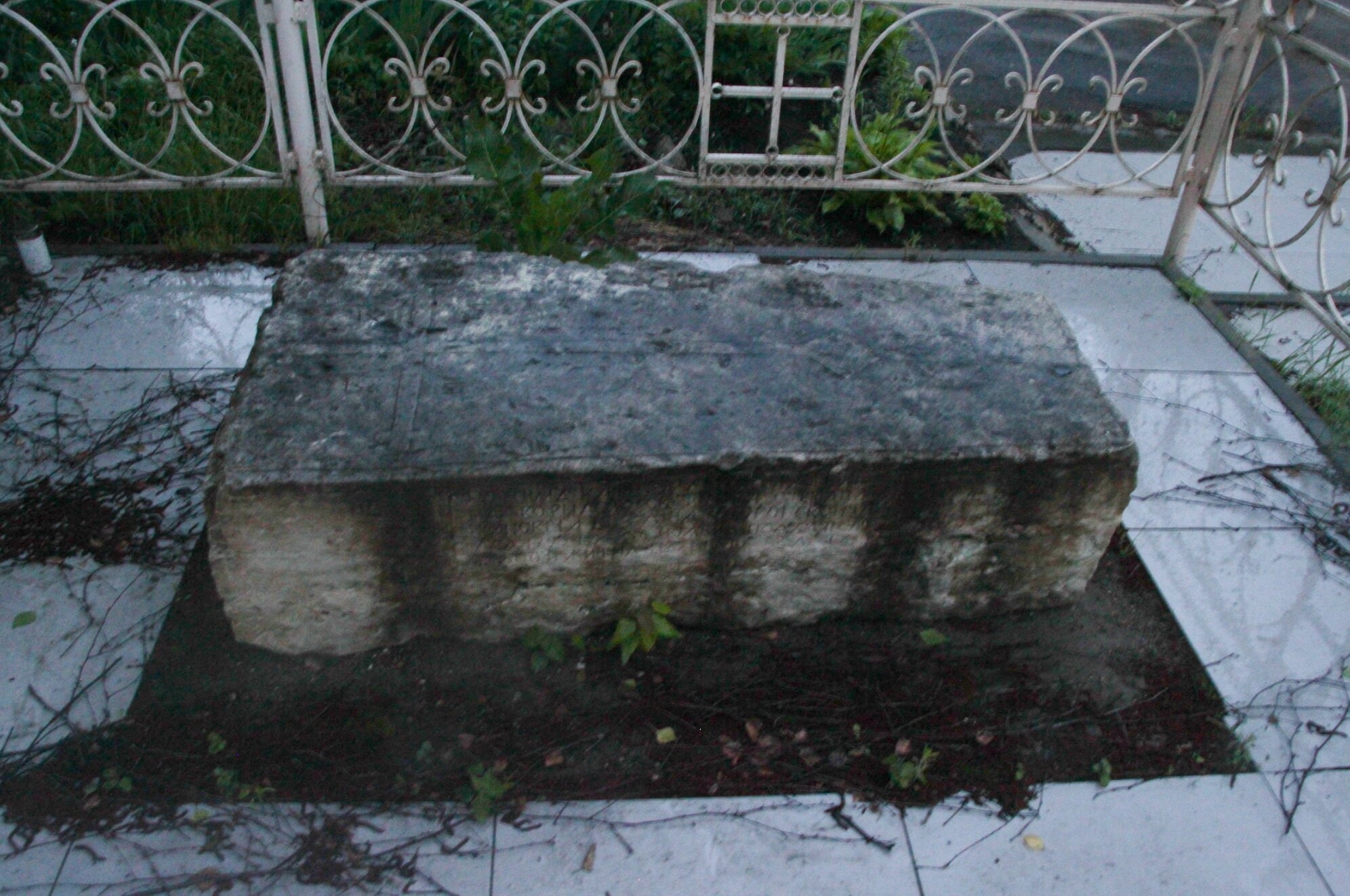 Каменный саркофаг Свято-Лаврентьева монастыря в Калуге