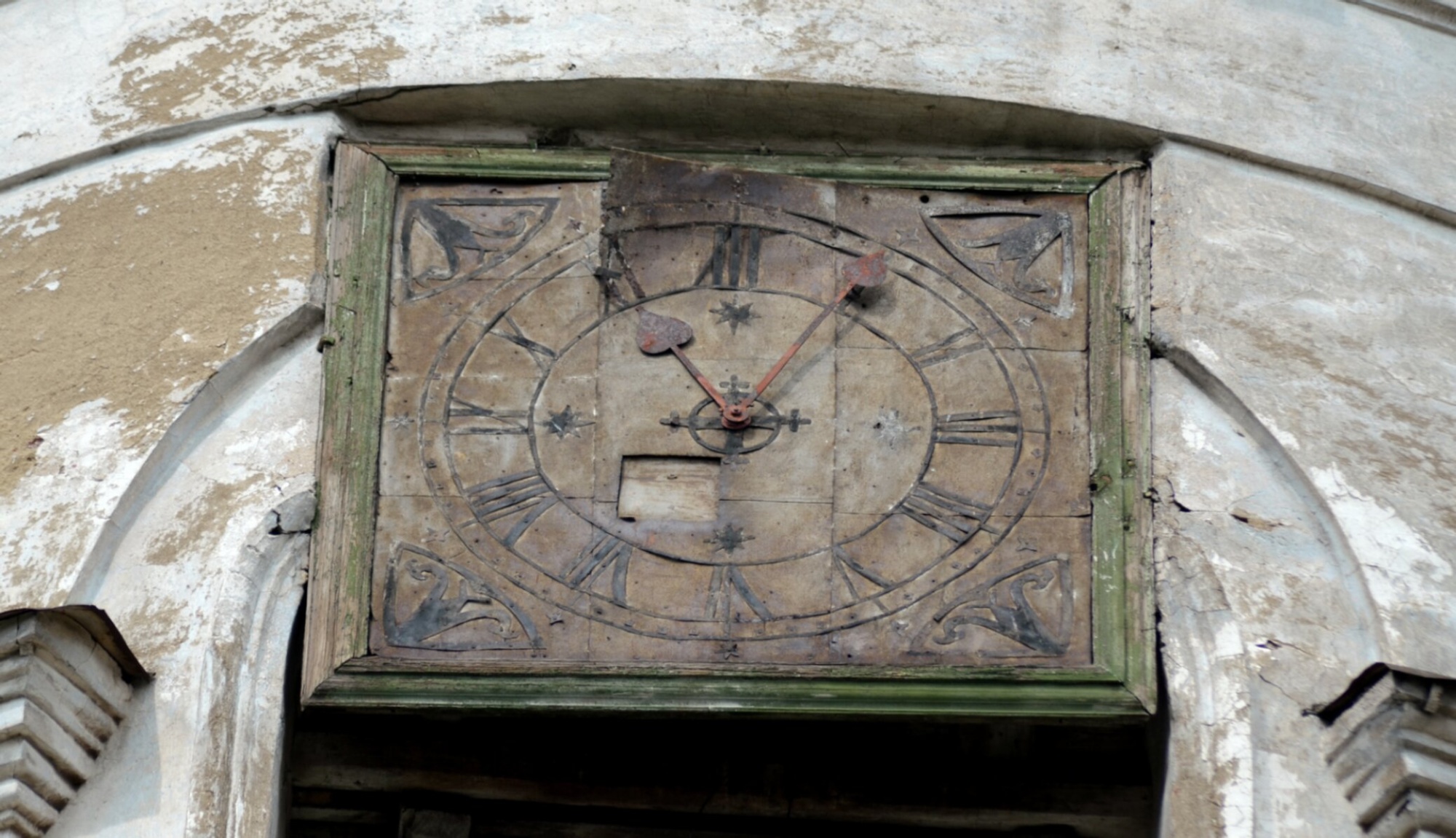 Старинные башенные часы на Никольском храме в селе Быньги