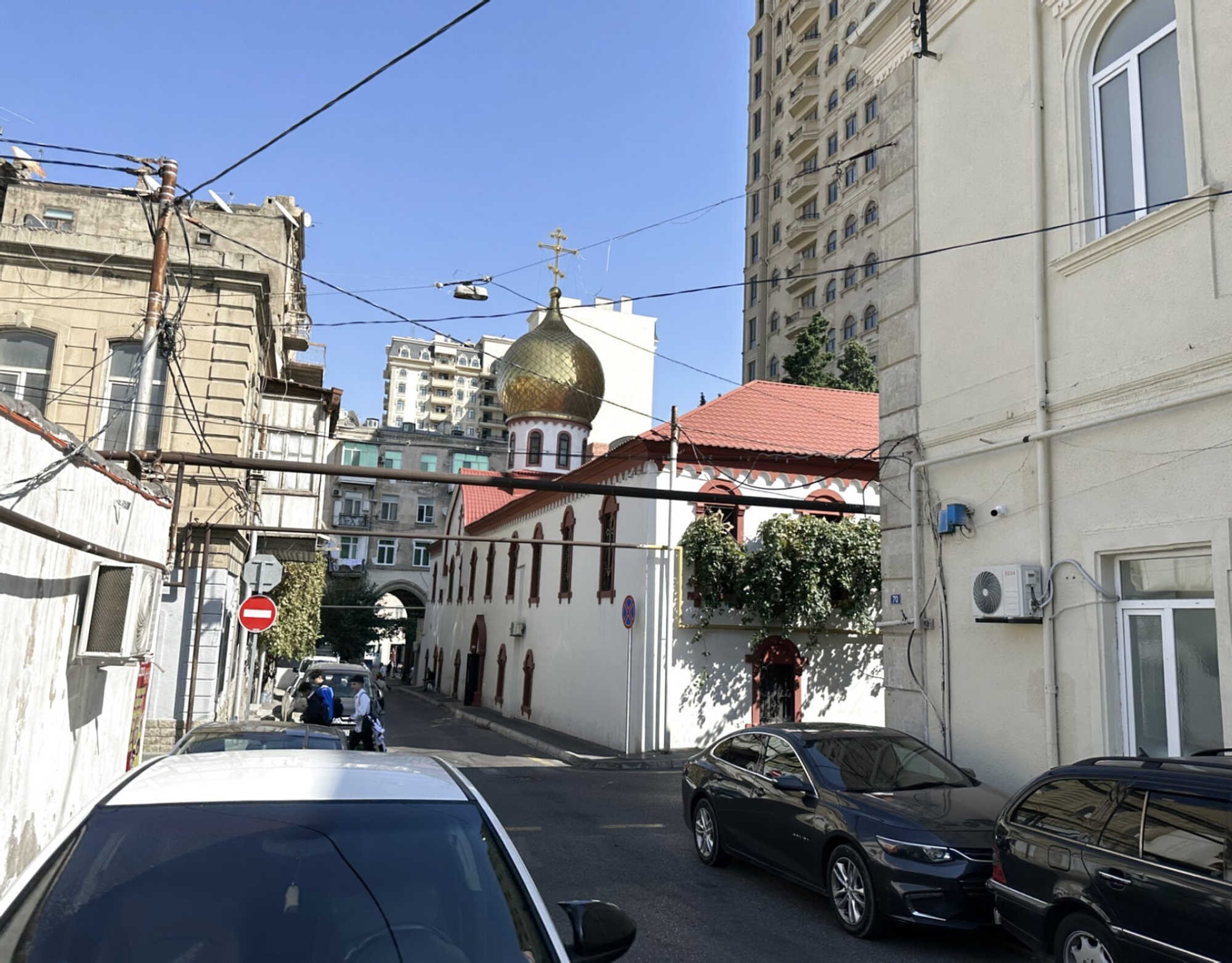 Церковь Архангела Михаила в Баку — православный храм с золотым куполом