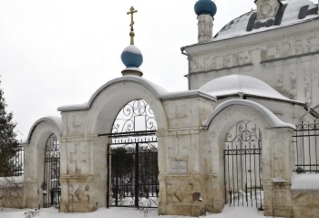 Святые ворота Церкви Рождества Пресвятой Богородицы в селе Городище зимой