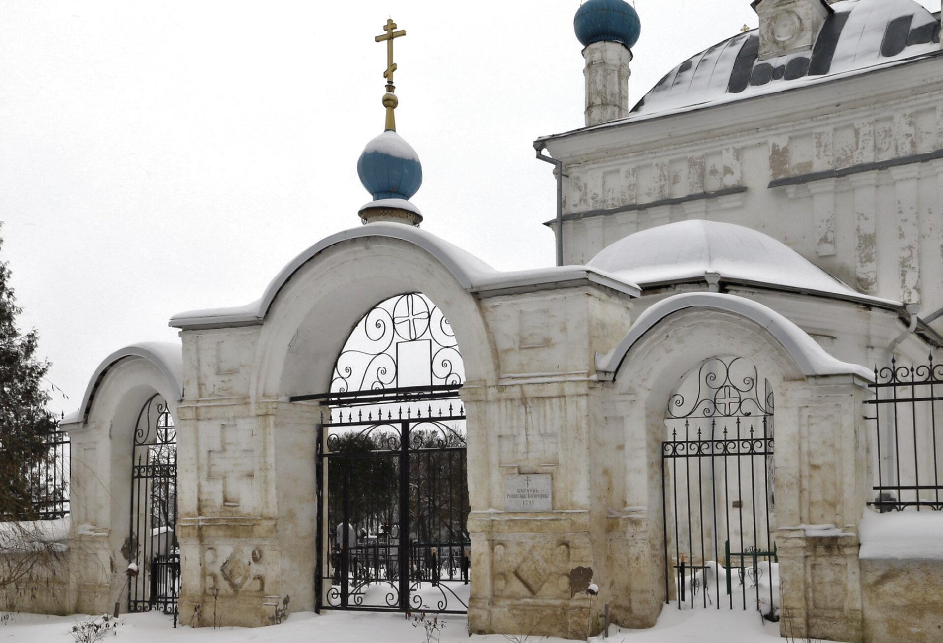 Святые ворота Церкви Рождества Пресвятой Богородицы в селе Городище зимой