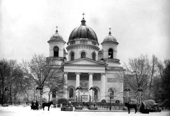 Панорама Исаакиевской площади: Исаакиевский собор и памятник Николаю I