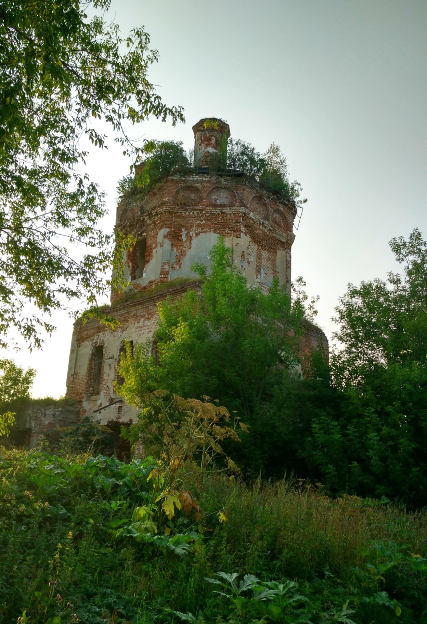 Заброшенная Воскресенская церковь в селе Писцово