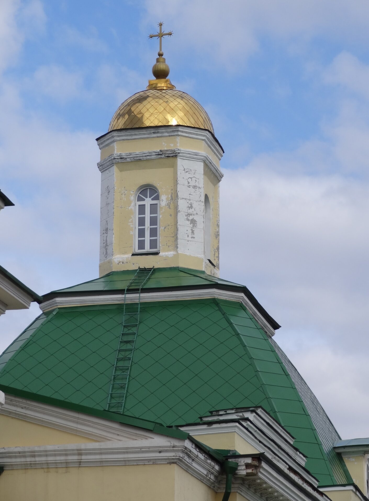 Свято-Троицкий храм в Каменске-Уральском: вид на купол и барабан